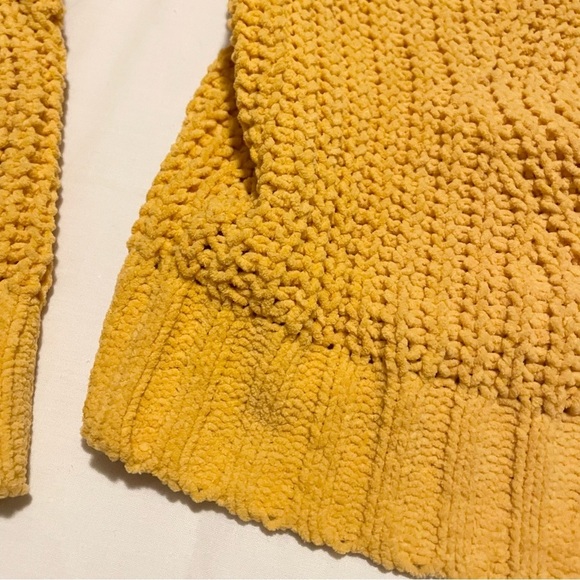 Hollister Chunky Cropped Yellow Sweater Womens Size Large - Picture 8 of 16